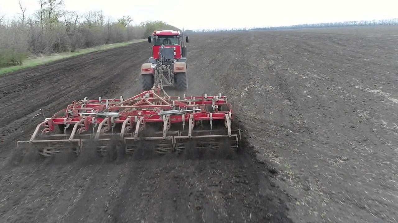 Кировец серии К-4 на испытаниях (замер топлива)