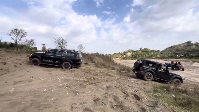 Thar vs Pajero | Tug of war | tochan #offroad #4x4 #tochan