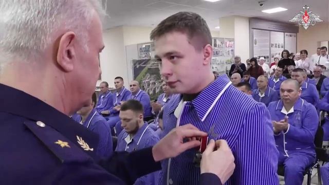 Генерал-майор Игорь Муравлянников вручил участникам СВО госнаграды