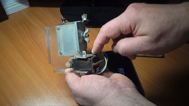 Держатель смартфона с электрическим пальчиком