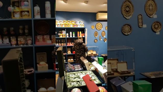 Фирменный магазин Жостово на улице Пятницкой. Заходя в него, попадаешь практически в музей!