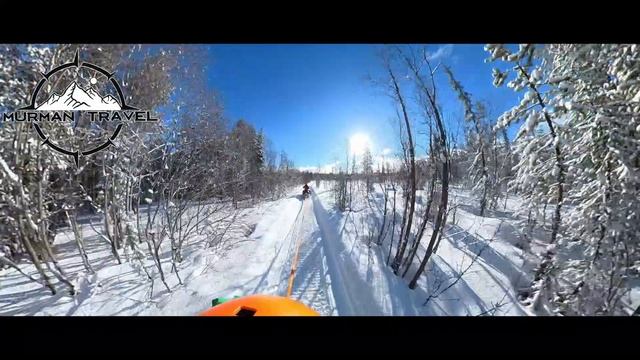 трасса на сноуборде за снегоходом в лесу