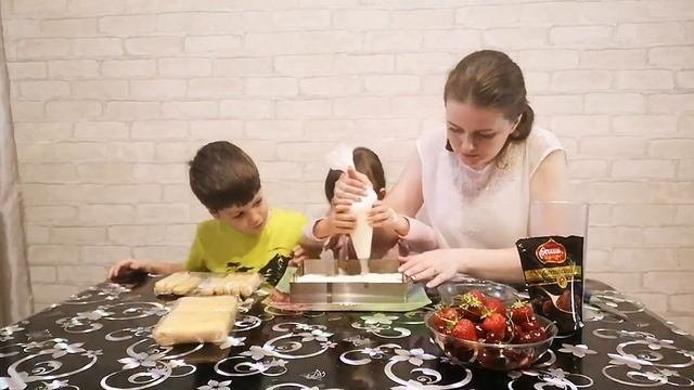 Ариана и Марсель. Делаем десерт "Тирамису". Самый ВКУСНЫЙ десерт БЕЗ ВЫПЕЧКИ. БЫСТРО и ЛЕГКО.