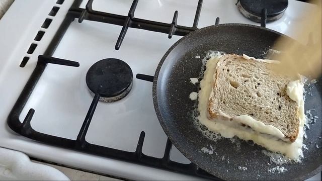 горячий бутерброд на сковороде. булка, сыр, яйцо, ветчина
