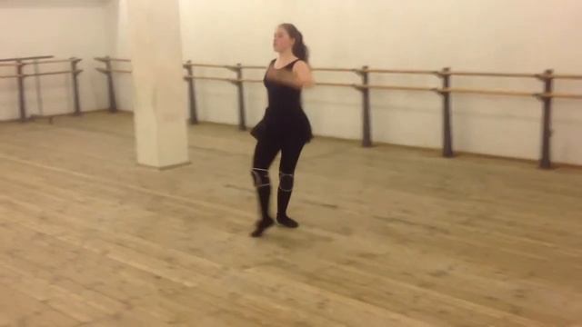 Лезгинка-ход с подворотом пятки.