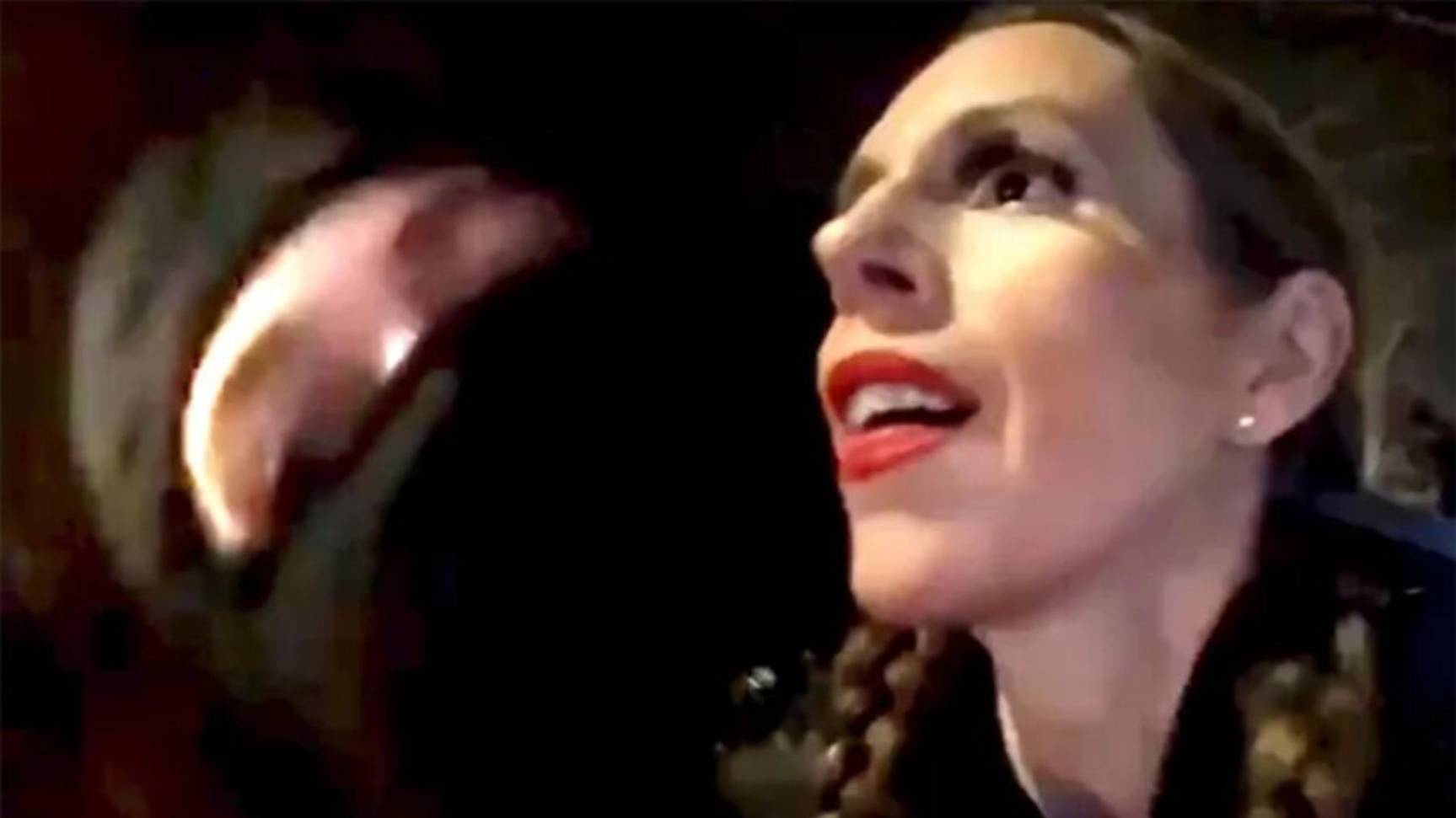 Грабитель вырвал телефон у блогерши, которая в этот момент вела прямую трансляцию