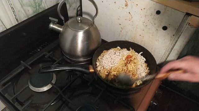 Как сварить макароны по-быстрому (в сковороде)