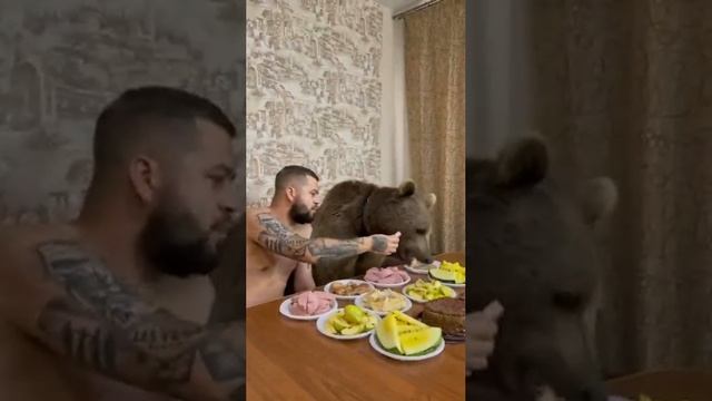 Просто завтрак с Мишкой) все как обычно)))