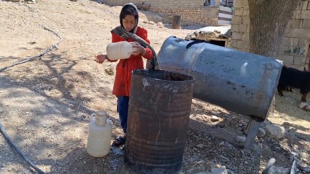 The help of righteous woman's mother to orphan children in building a mud wall