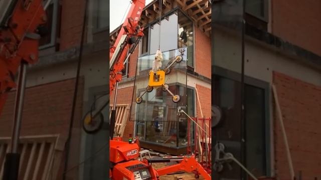 Монтаж больших стеклопакетов в панорамные деревянные окна