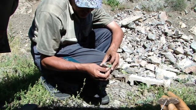 На горной породе остаётся зелёный цвет от йода