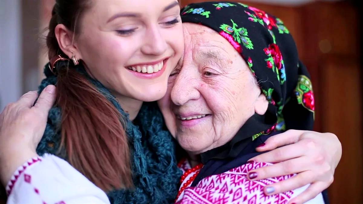 Бабушка терпела насмешки соседей, но однажды к их дому подъехал черный мерседес.