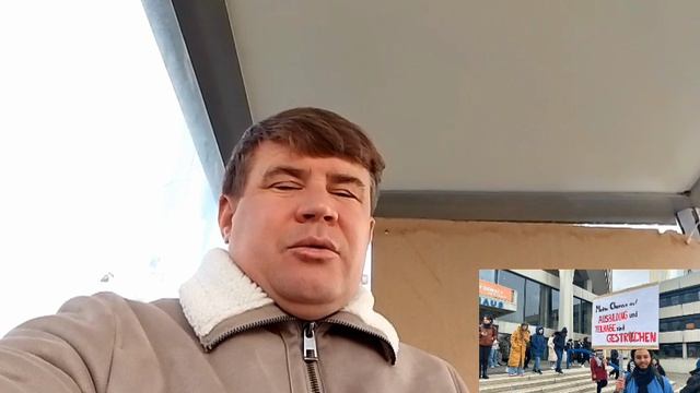 Пустой холодильник на втором месте.