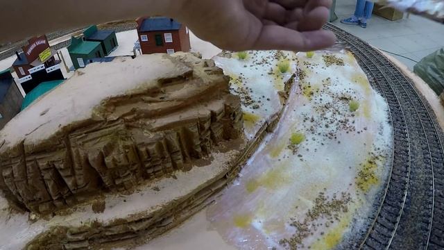 Камни из пробки на макете железной дороги