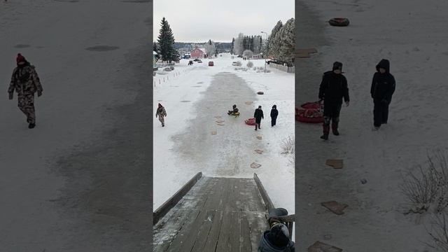 Максик катается с горки! 🙂👍