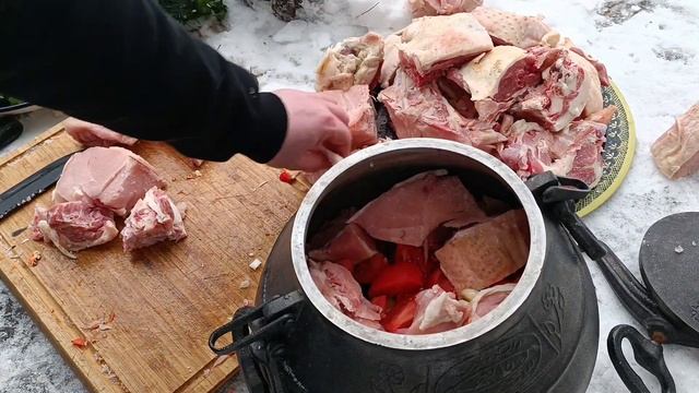 Готовим птицу-динозавра на костре