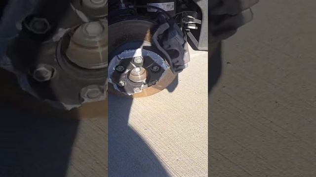 Владелец Tesla Cybertruck показал, что колёса машины хрупче, чем ожидалось.