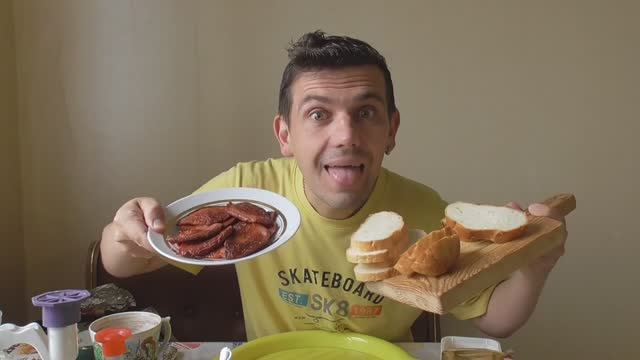 МУКБАНГ ЖАРЕНАЯ КОЛБАСА С КОФЕМ