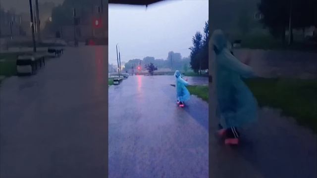ЛизаАлёна и дождик☔ по лужам