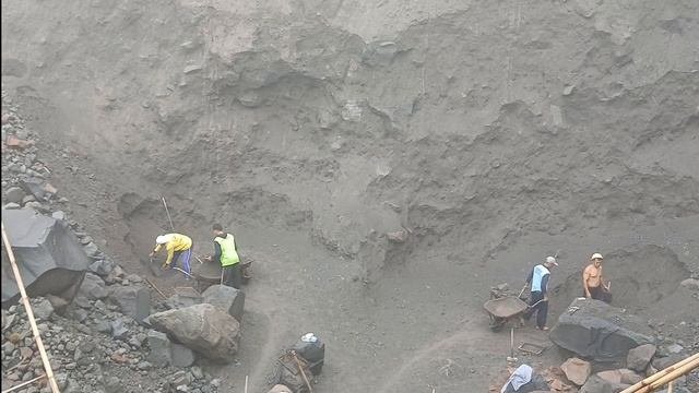 Строительство, возможен новый песчаный оползень