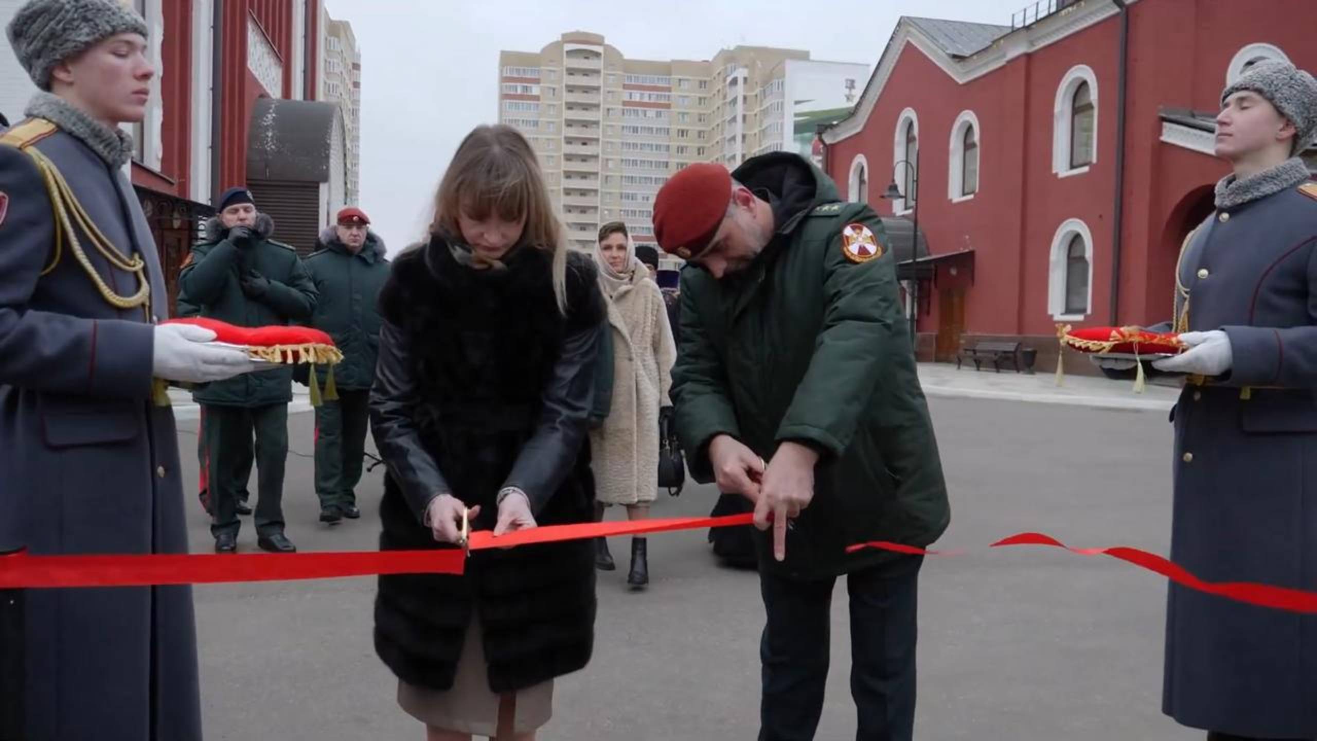 Аллея у храма