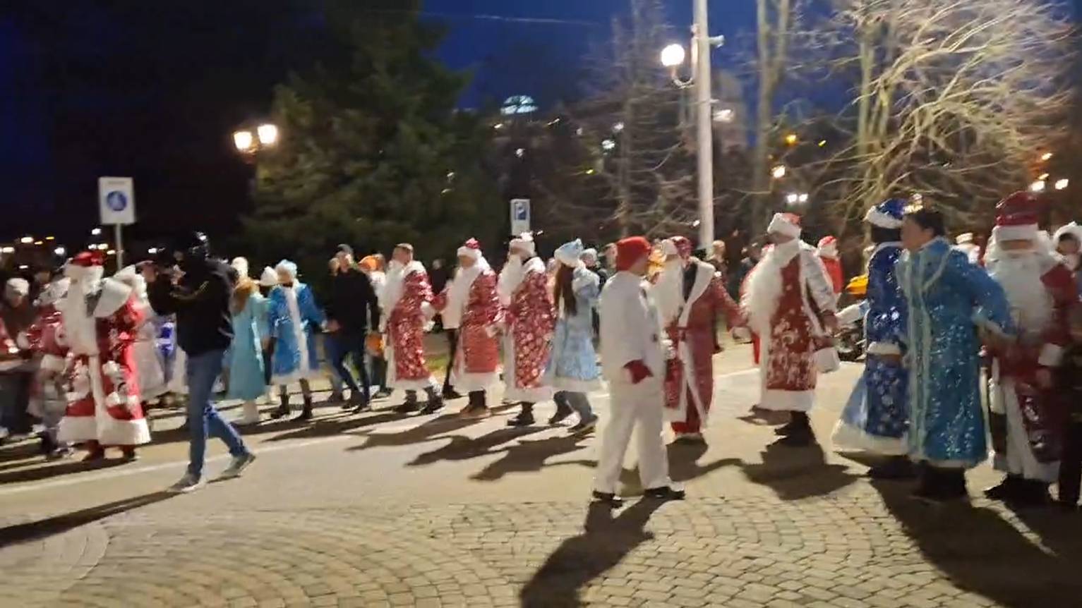 Традиционный мотопробег Дедов Морозов и Снегурочек прошел в Краснодаре
