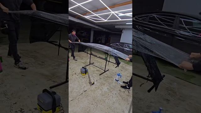 Кладут пленку на бампер GAC GS8.