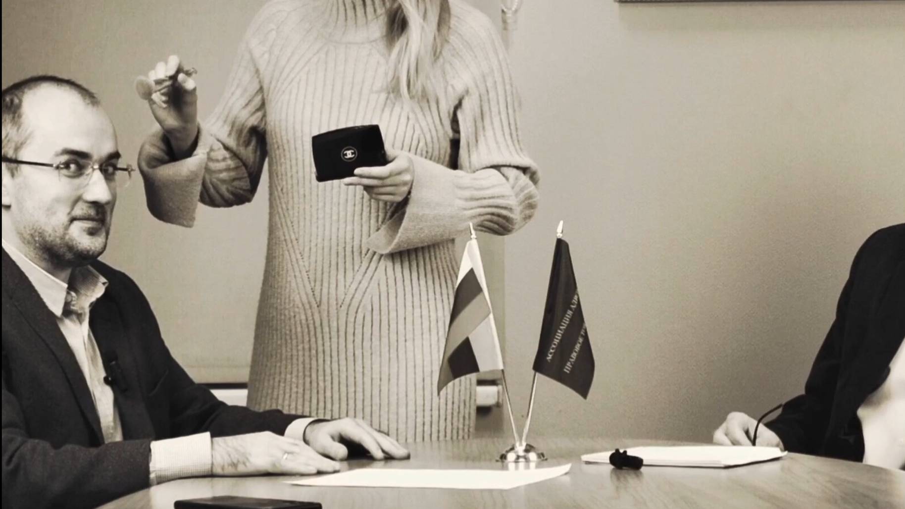 Адвокаты со съемочной группой в процессе генерации контента. М.Тайсон молча завидует.