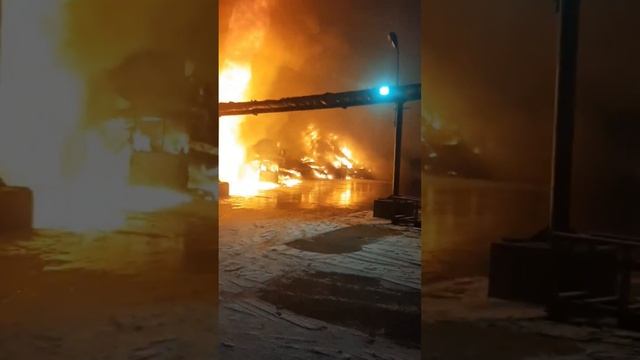 Огненный смерч возник на пожаре в Нижнем Новгороде.