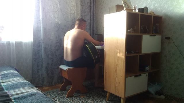 Андрей играет на гитаре и ещё на мини пианино