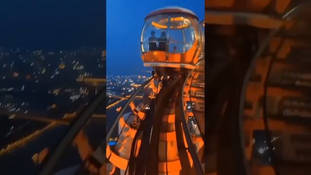 Вид на Гуанчжоу с высоты 70-го этажа кантонской телебашни в Китае