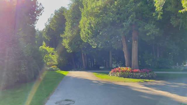 Остров Макинак, Мичиган | Пешеходная экскурсия по коттеджам и садам через историческую пристройку Ха