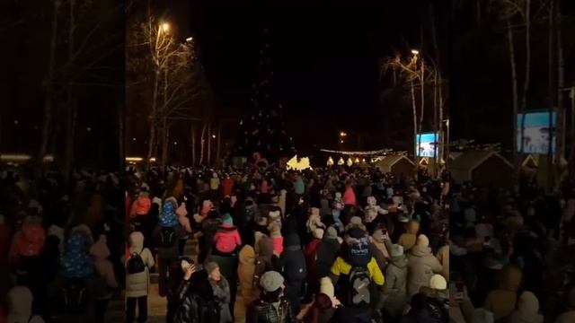 Сегодня в парке Маяковского зажгли елочку 🎄