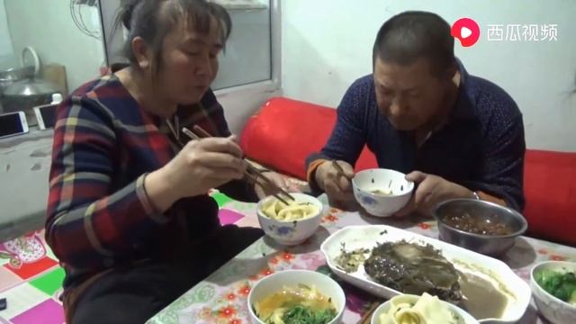 【農民大黑】農家飯不重樣今天吃啥？大黑一口一個配上二炒菜，吃過癮了！