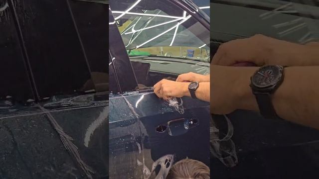 Клеят дверь  GAC GS8  полиуретановой пленкой 2