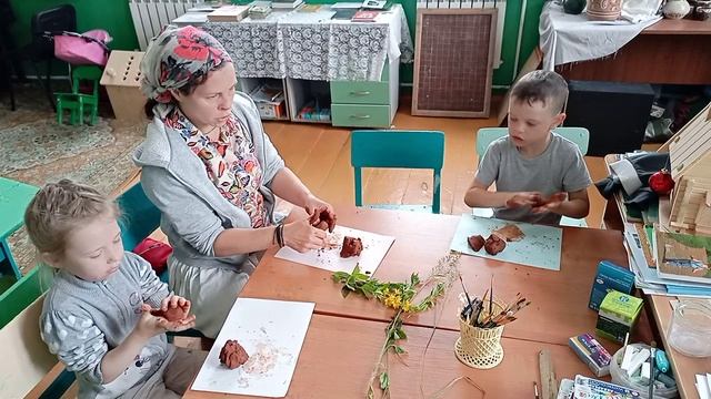 Дети работают с глиной