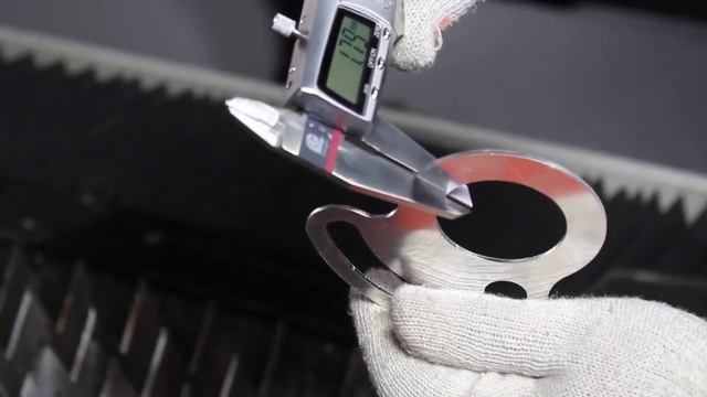 Станок для лазерной резки мощностью 2 кВт режет алюминий толщиной 2 мм.