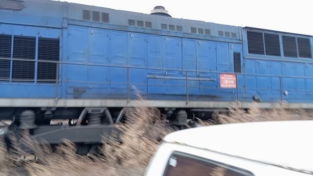ТЭМ7-0214 с небольшим грузовым поездом