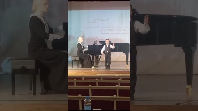 Юный певец