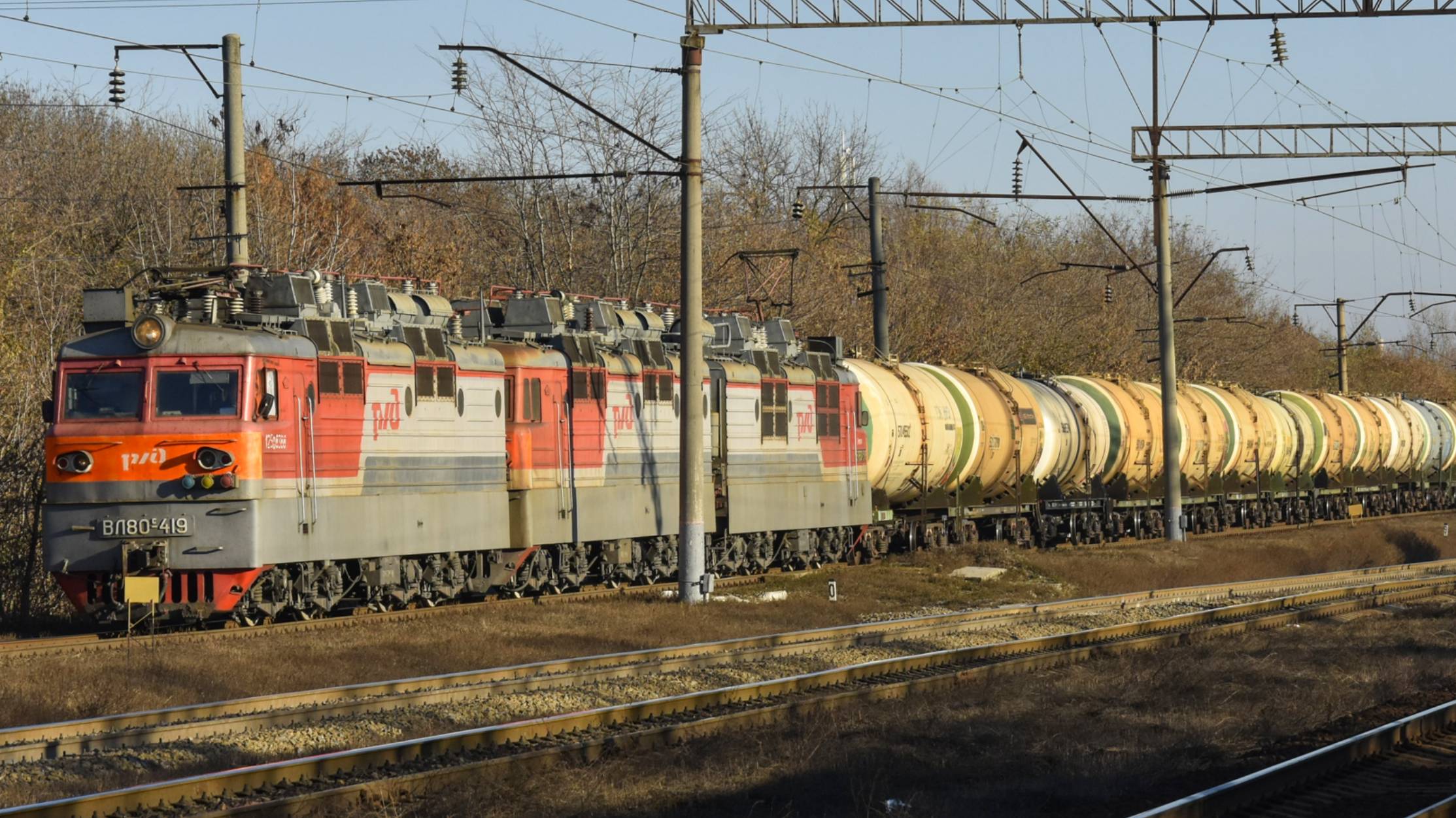 Товарный поезд с электровозом ВЛ80с-263 входит в Батайск