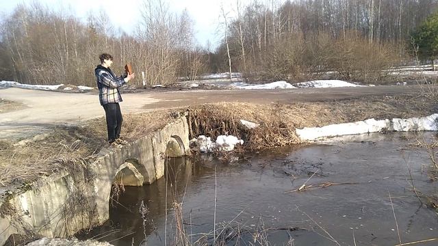 Разбиваем лёд в водяном коллекторе на водоеме Байкал