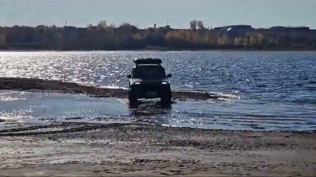 Lada Niva Legend Bronto едет вброд на остров Offroad 2023