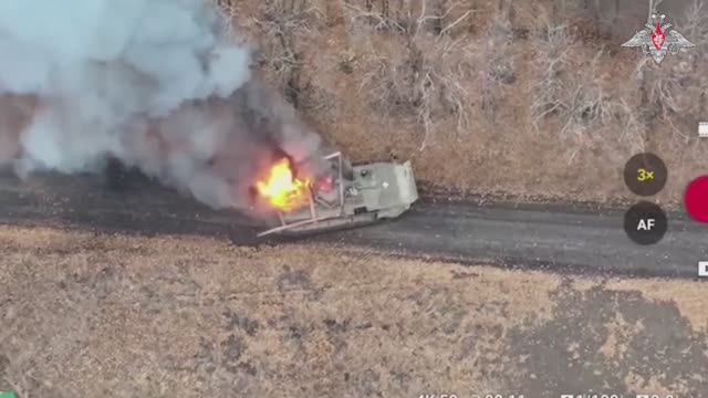 🔥☠⚡Ювелирная точность: Оператор БПЛА сбросил зажигательную смесь в люк БМП-1.⚡