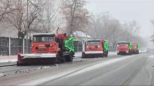 Нарядные снегоуборочные машины чистят в Москве дороги ☃️