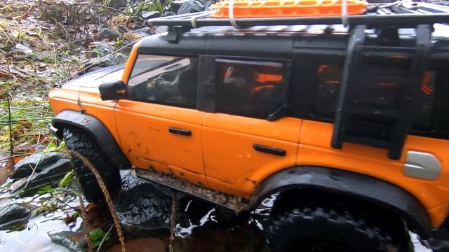 Краулинг по мокрым камням и подъём в гору на радиоуправляемом Ford Bronco VI HB Toys R1001 Fusion SE