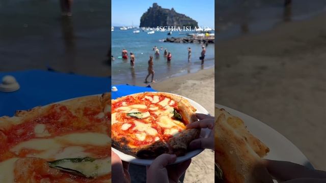 Остров Искья, расположенный в Тирренском море, является крупнейшим из Флегрейских островов Италии