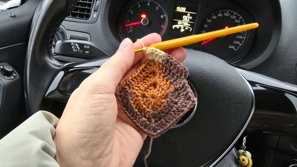 Вяжу квадратик для пледа пока жду подругу