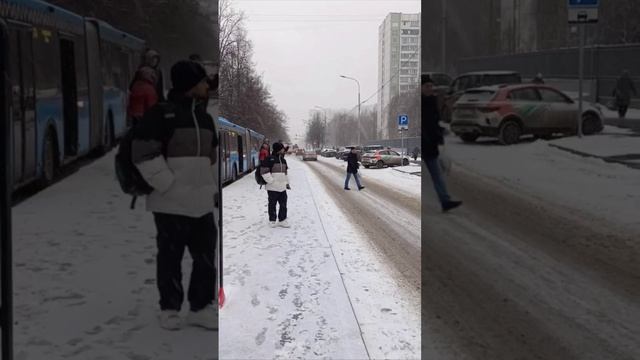 Снег уже с самого утра идет в Москве и Подмосковье

Надорогах гололедица, возрастает вероятность ДТП