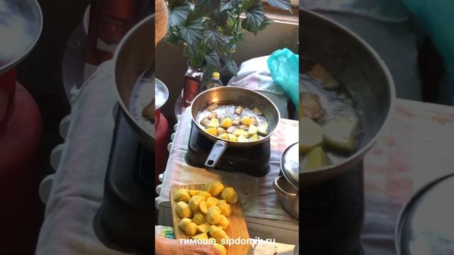 Мамочка 83 жарит картошку на сале