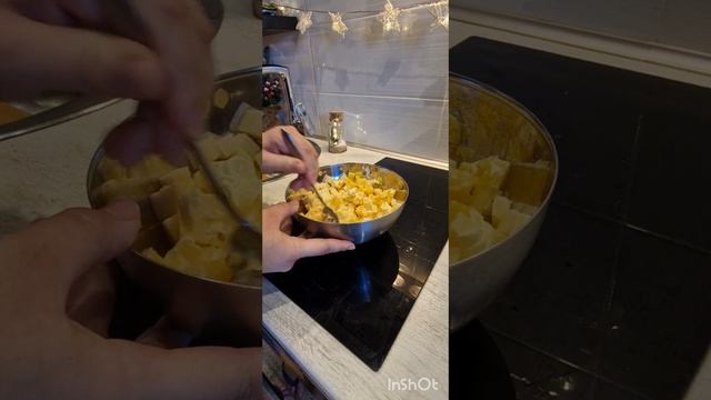 Тарталетки с сыром и ананасом